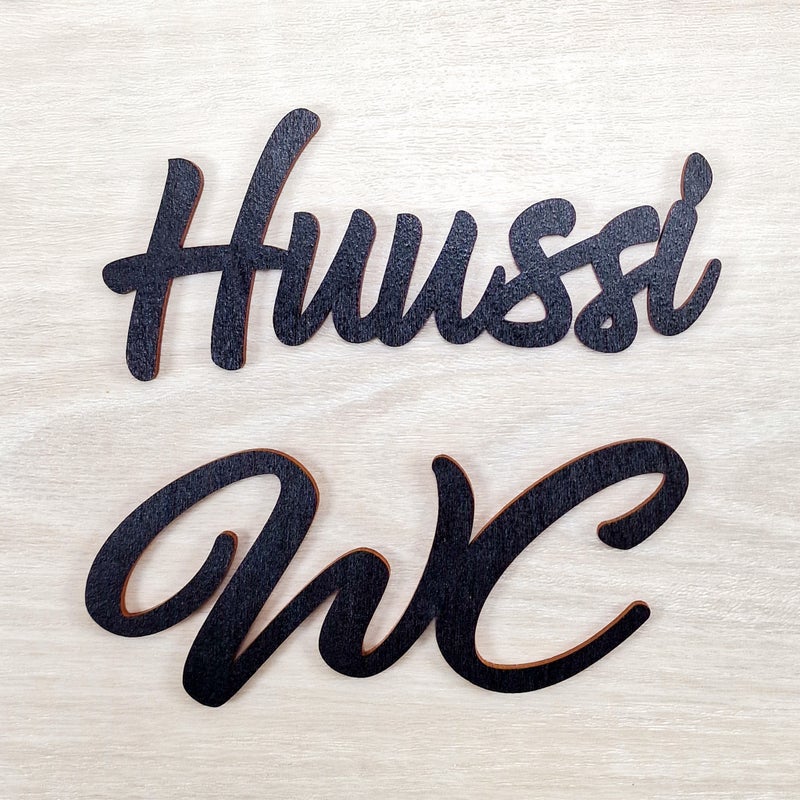 WC-kyltti mustaksi maalattuna.